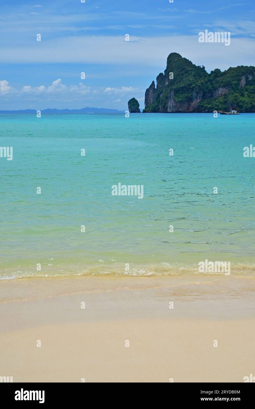 Mare di sabbia spiaggia, orizzonte su acqua e cielo blu Foto Stock