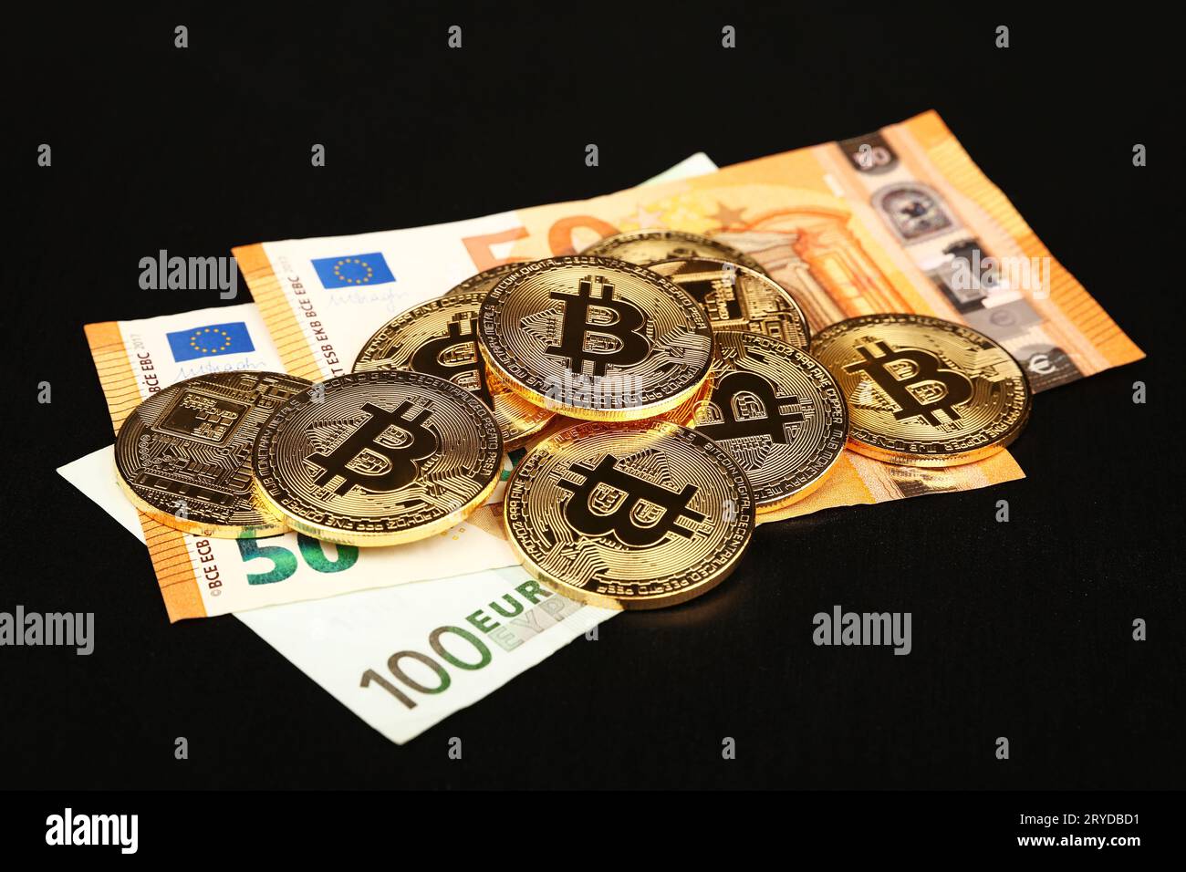 Banconota in euro bitcoin in oro immagini e fotografie stock ad alta  risoluzione - Alamy