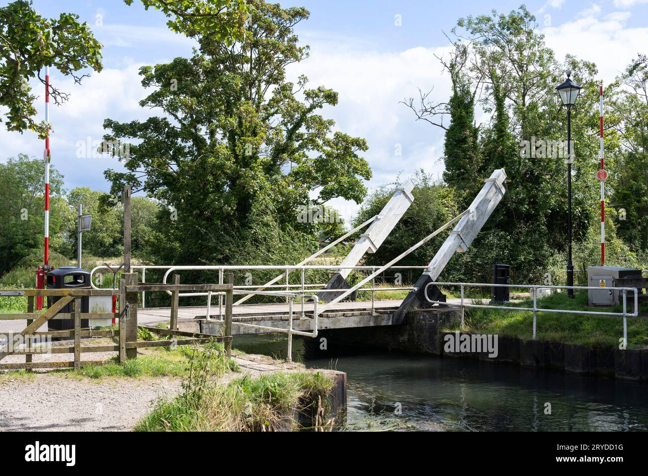 Il ponte di Warnborough sul canale Basingstoke vicino a Odiham in agosto. L'attuale ponte sollevatore elettrico è stato installato nel 1988. Hampshire, Inghilterra Foto Stock