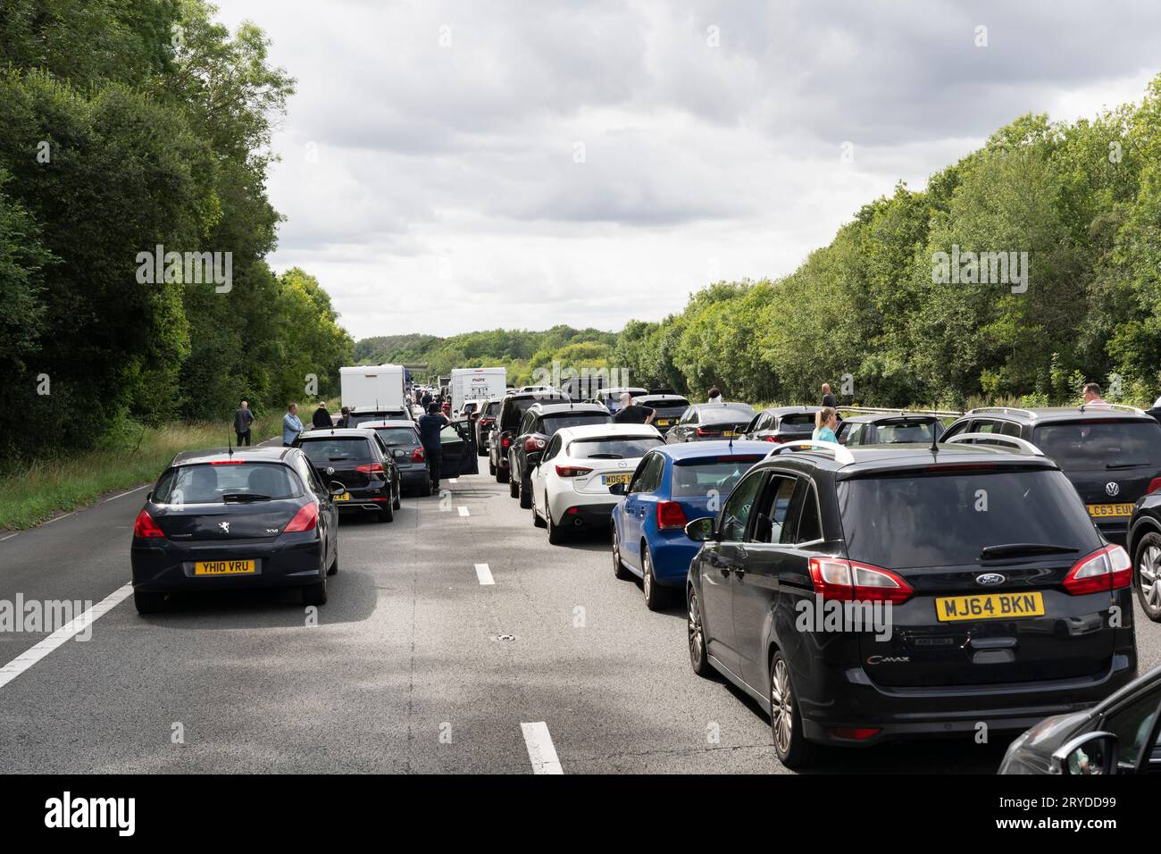Il traffico si è fermato sulla M3 il 13 agosto 2023 vicino a Basingstoke a causa di un incidente, con persone che camminavano sull'autostrada e si allungavano le gambe. REGNO UNITO Foto Stock