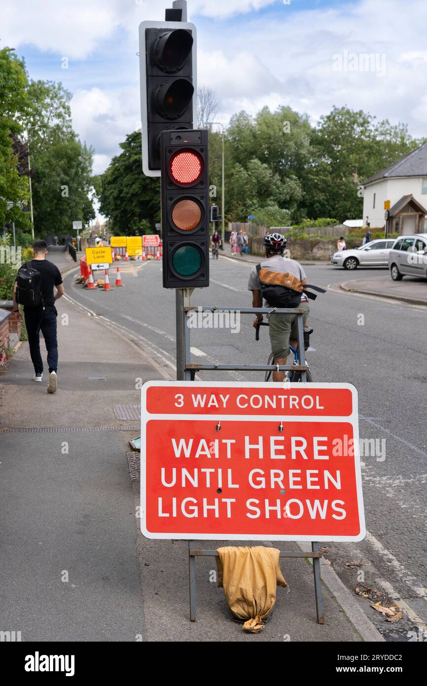 Un semaforo mobile temporaneo con controllo a tre vie che si illumina in rosso sulla strada a Botley A420 a causa di lavori stradali e della chiusura della strada. Estate 2023, Oxford, Regno Unito Foto Stock