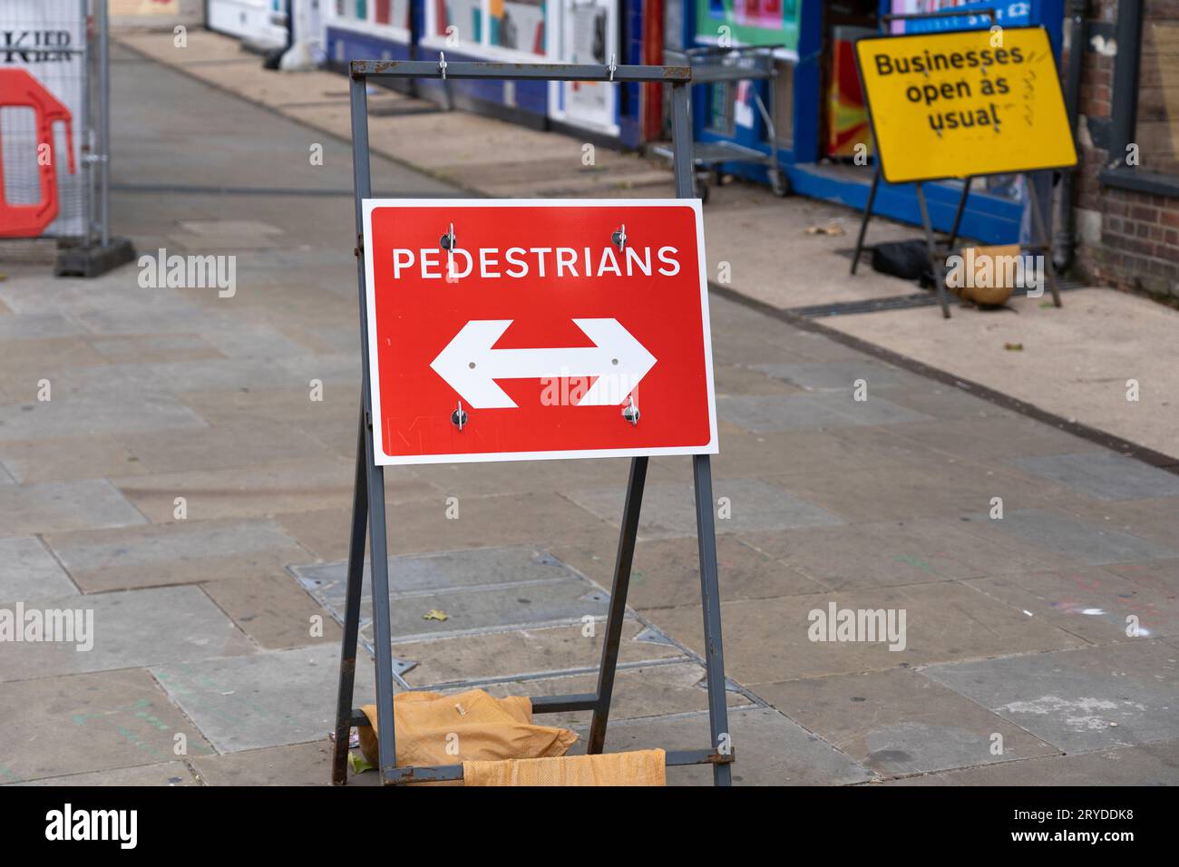 Il sentiero pedonale è chiuso su Loverose Way a Oxford a causa di lavori di costruzione, con un cartello pedonale che indica dove i pedoni dovrebbero andare. Inghilterra Foto Stock