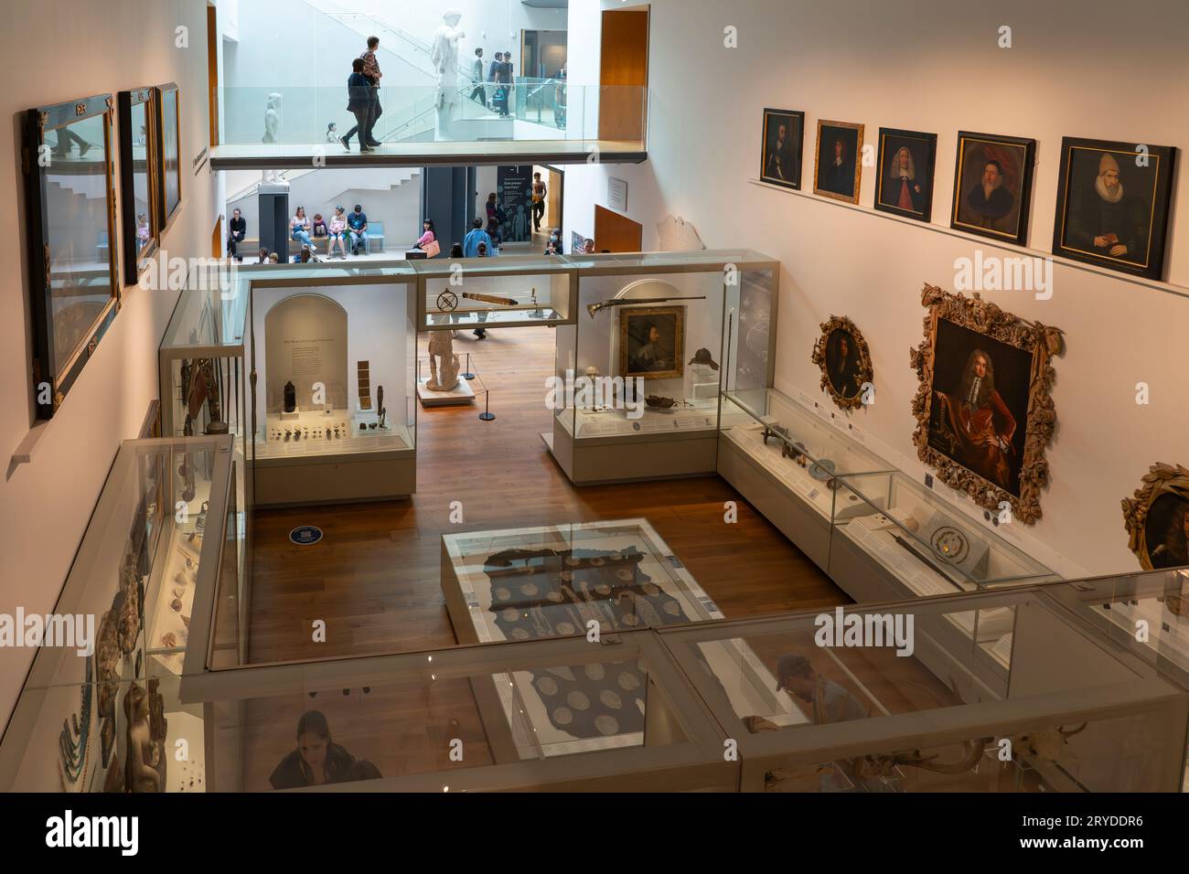I visitatori all'interno dell'Ashmolean e guardando la Tradescant Collection (The Ark) presso il museo di arte e archeologia Ashmolean, Oxford, Inghilterra Foto Stock