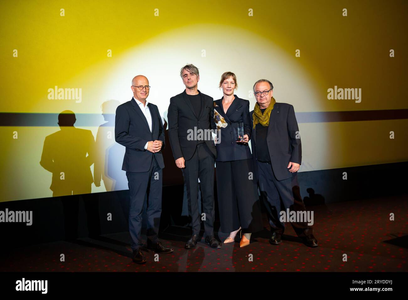 Amburgo, Germania. 30 settembre 2023. Peter Tschentscher (l-r, SPD), primo sindaco di Amburgo, laudator e attore Jens Harzer, l'attrice Sandra Hüller con il suo premio e Albert Wiederspiel, direttore uscente del Filmfest di Amburgo. L'attrice Sandra Hüller è stata premiata con il Douglas Sirk Award al Filmfest di Amburgo. Crediti: Jonas Walzberg/dpa/Alamy Live News Foto Stock