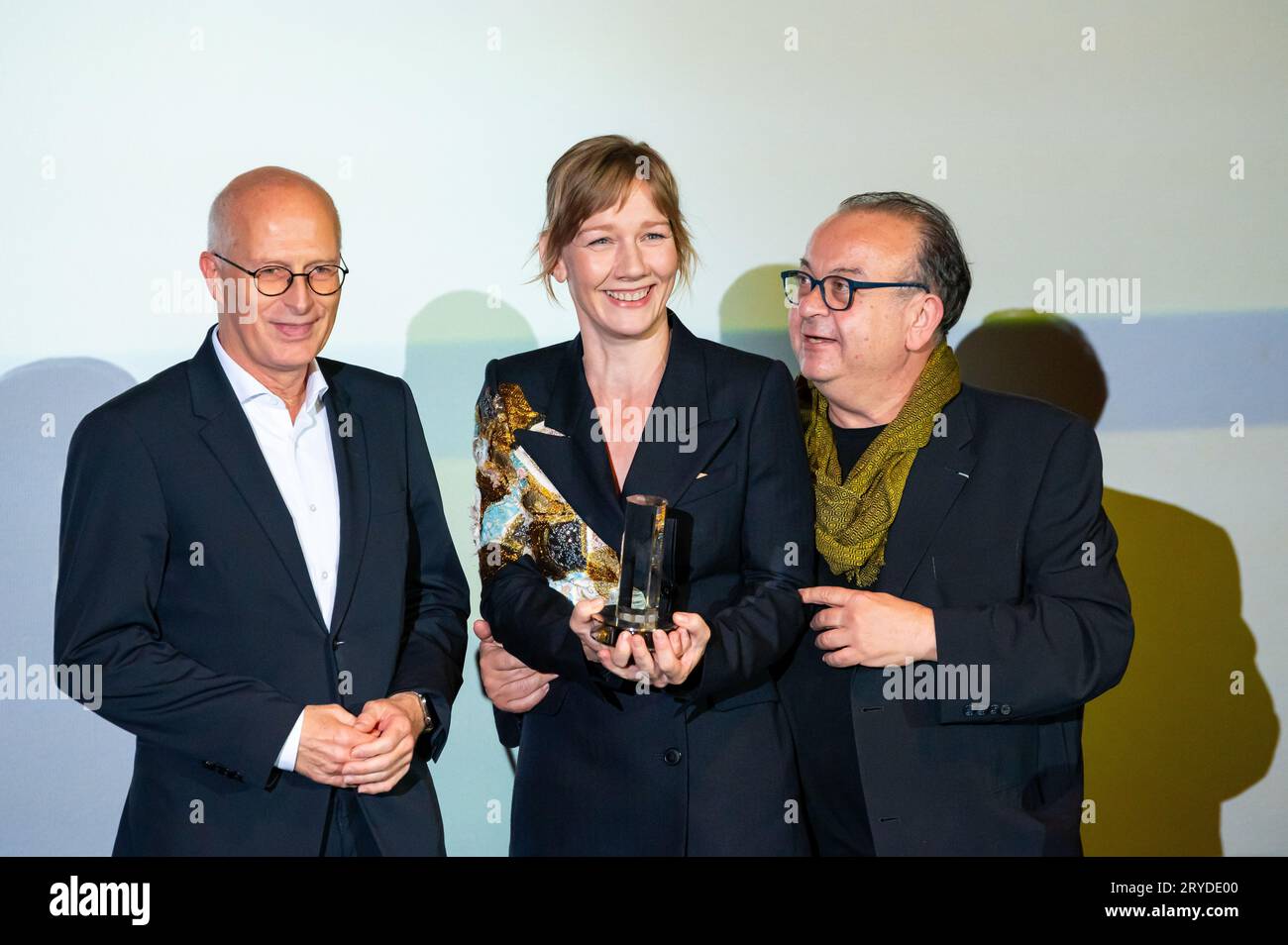 Amburgo, Germania. 30 settembre 2023. Peter Tschentscher (l-r, SPD), primo sindaco di Amburgo, l'attrice Sandra Hüller con il suo premio e Albert Wiederspiel, direttore uscente del Filmfest di Amburgo. L'attrice Sandra Hüller è stata premiata con il Douglas Sirk Award al Filmfest di Amburgo. Crediti: Jonas Walzberg/dpa/Alamy Live News Foto Stock