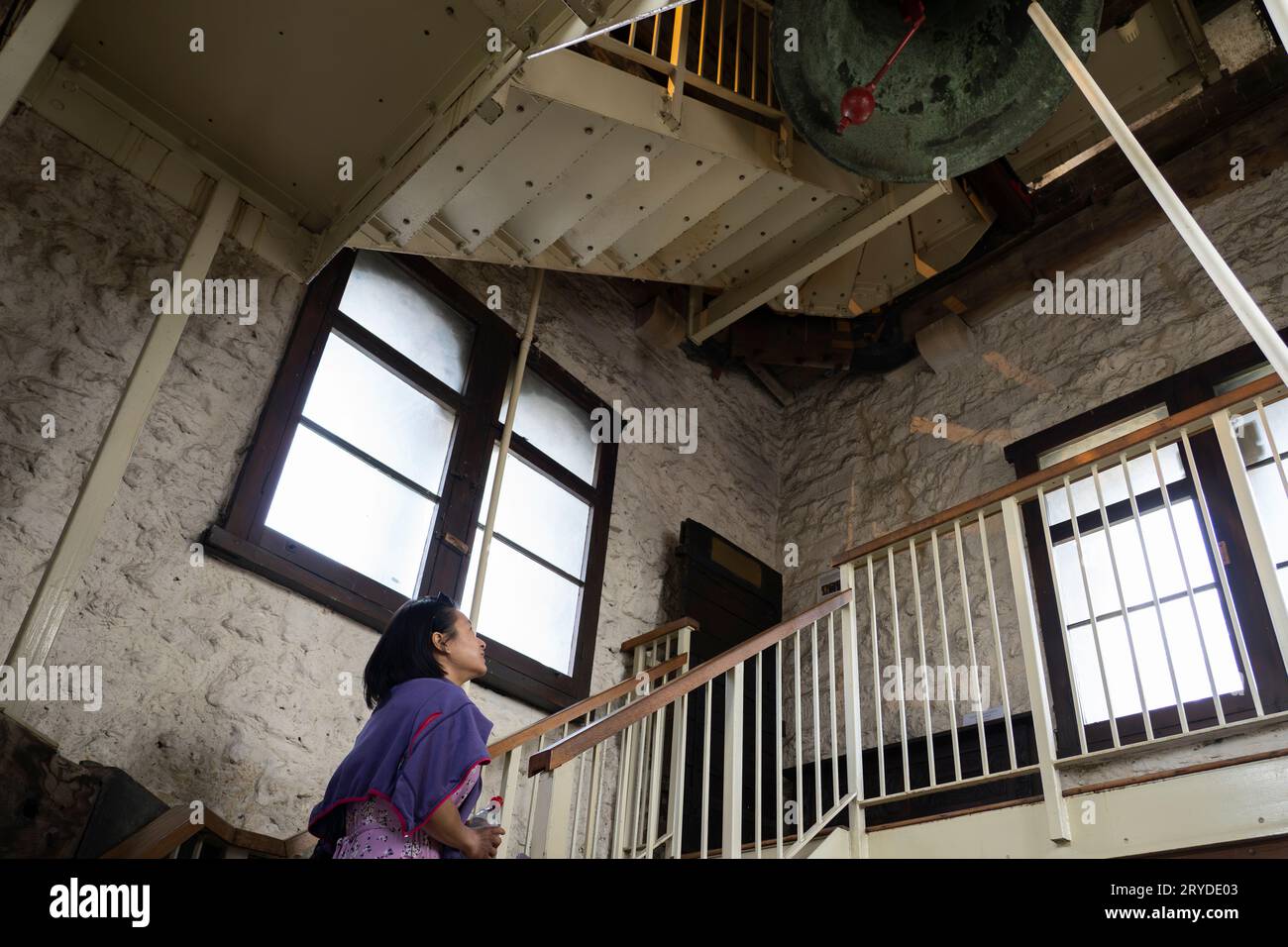 Un turista che sale le scale del campanile nella storica chiesa di San Michele dell'XI secolo alla porta Nord. Oxford, Inghilterra Foto Stock