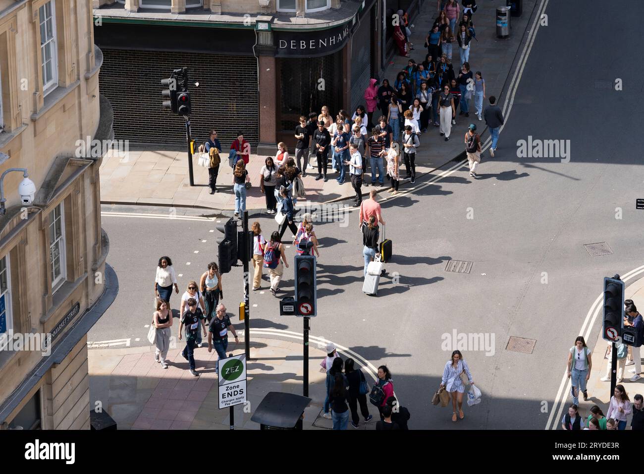 Vista aerea dei pedoni e dei turisti che attraversano un trafficato incrocio stradale controllato dal semaforo nel centro di Oxford. Inghilterra. Concetto: Pedoni Foto Stock