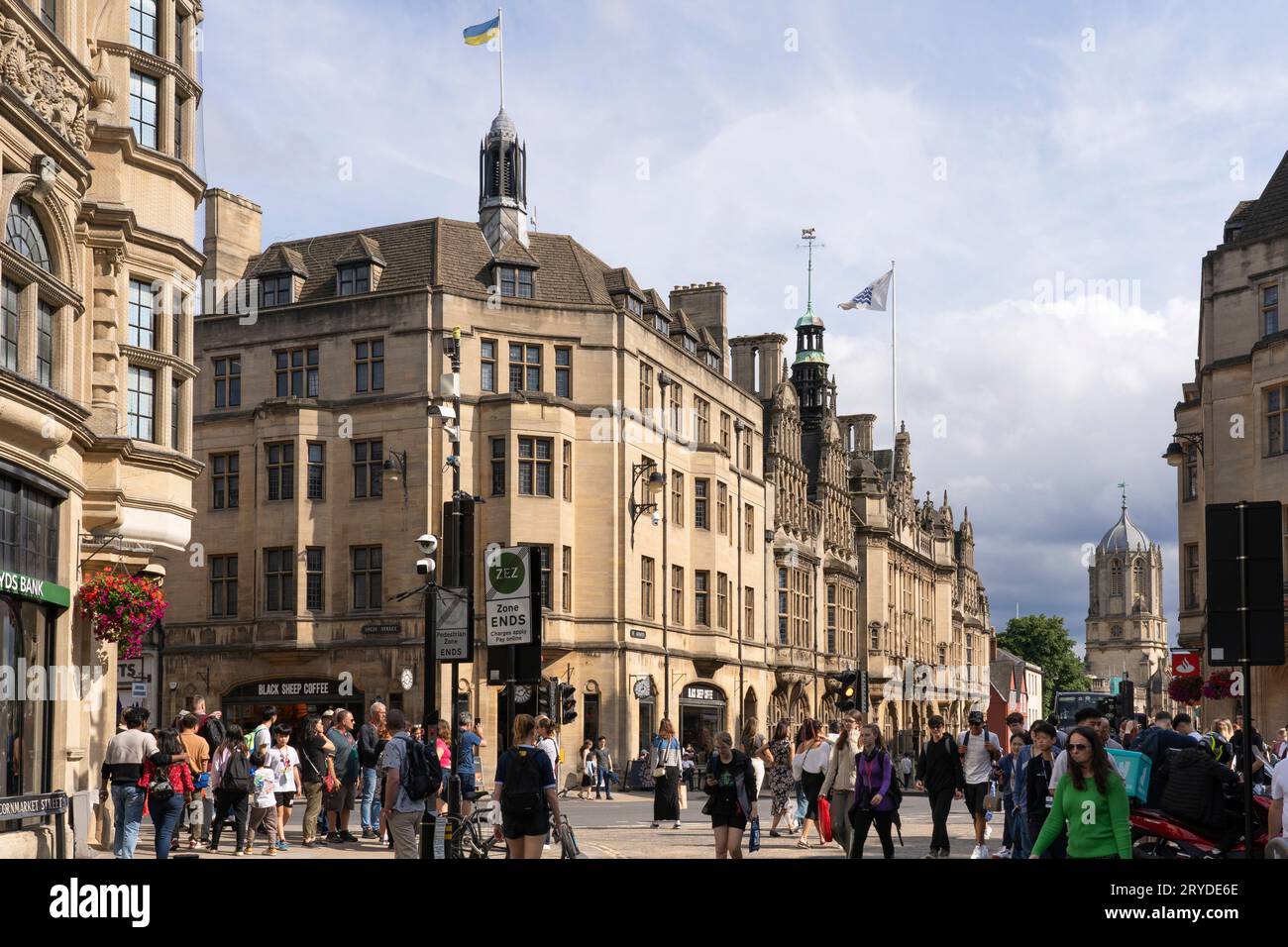 Carfax House battendo bandiera Ucraina su 141-143 High Street, un edificio classificato di grado 2 nel centro di Oxford di proprietà del consiglio di Oxford. Inghilterra Foto Stock