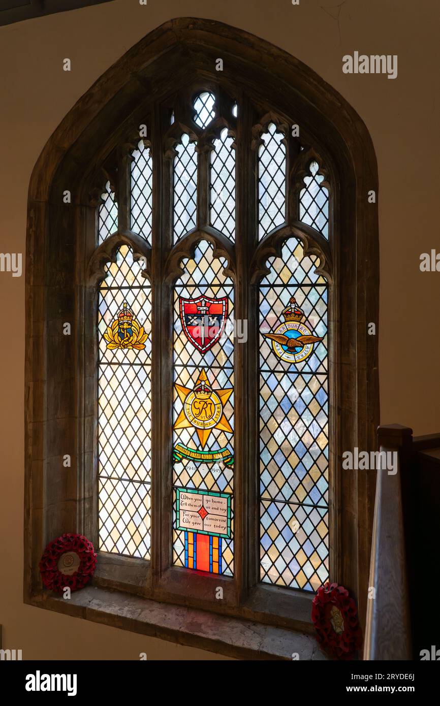 Vetrata colorata a St Michael presso la chiesa della porta Nord, che commemora le truppe britanniche e del Commonwealth che hanno prestato servizio nella campagna di Birmania della seconda guerra mondiale. Oxfo Foto Stock