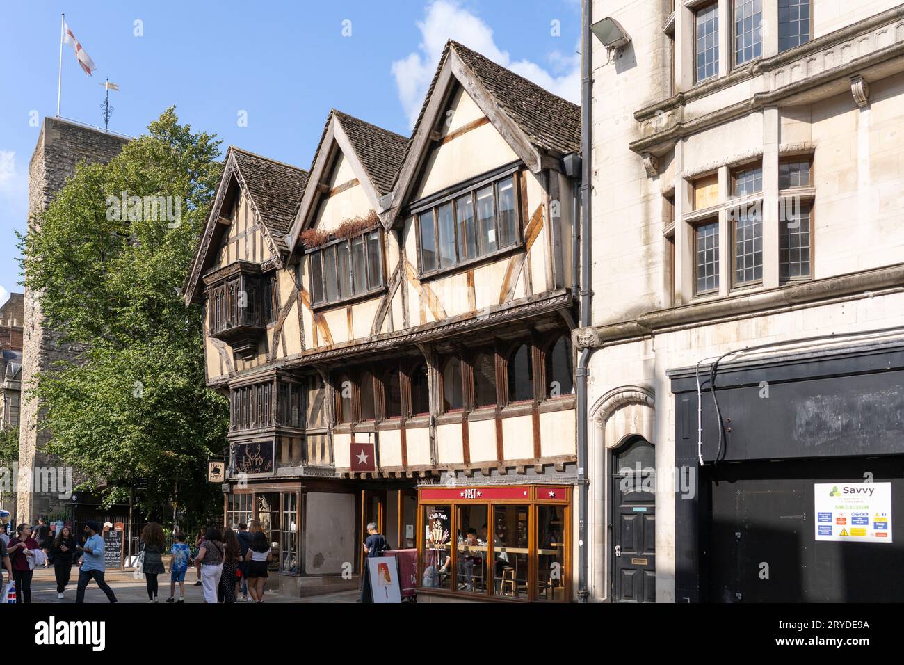 26-28 Cornmarket Street, un edificio in legno di grado II che originariamente era tre negozi separati, originariamente del XV secolo. Oxford, Inghilterra Foto Stock