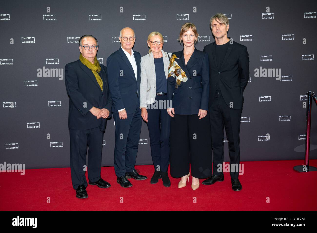 Amburgo, Germania. 30 settembre 2023. Albert Wiederspiel (l-r), direttore uscente del Filmfest di Amburgo, Peter Tschentscher (SPD), primo sindaco di Amburgo, sua moglie Eva-Maria Tschentscher, l'attrice Sandra Hüller e l'attore Jens Harzer prima della cerimonia di premiazione. L'attrice Sandra Hüller è stata premiata con il Douglas Sirk Award al Filmfest di Amburgo. Crediti: Jonas Walzberg/dpa/Alamy Live News Foto Stock