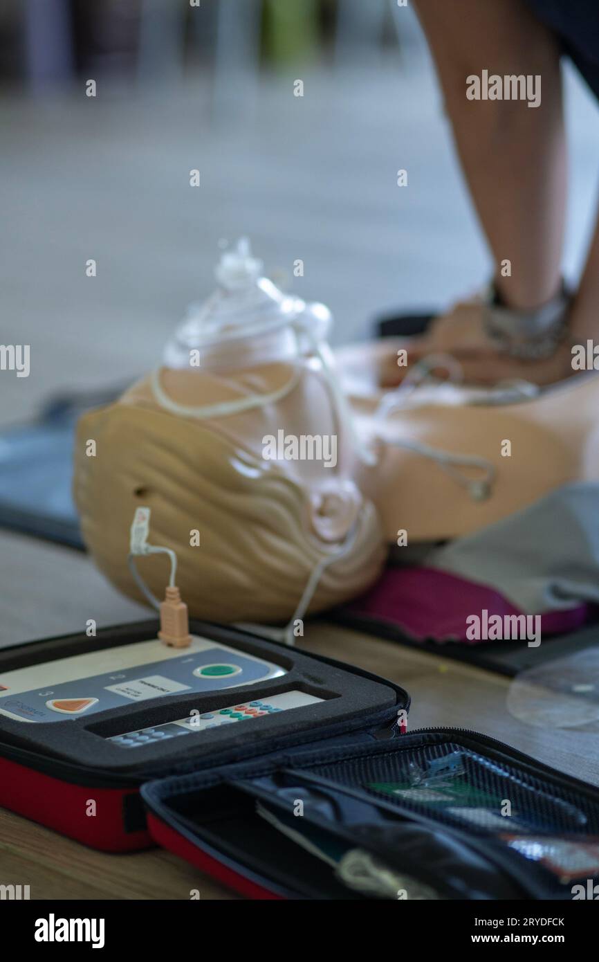 BLSD. Concetto di formazione per il primo soccorso. Uso di un defibrillatore esterno automatico per eseguire una rianimazione cardiopolmonare di base Foto Stock