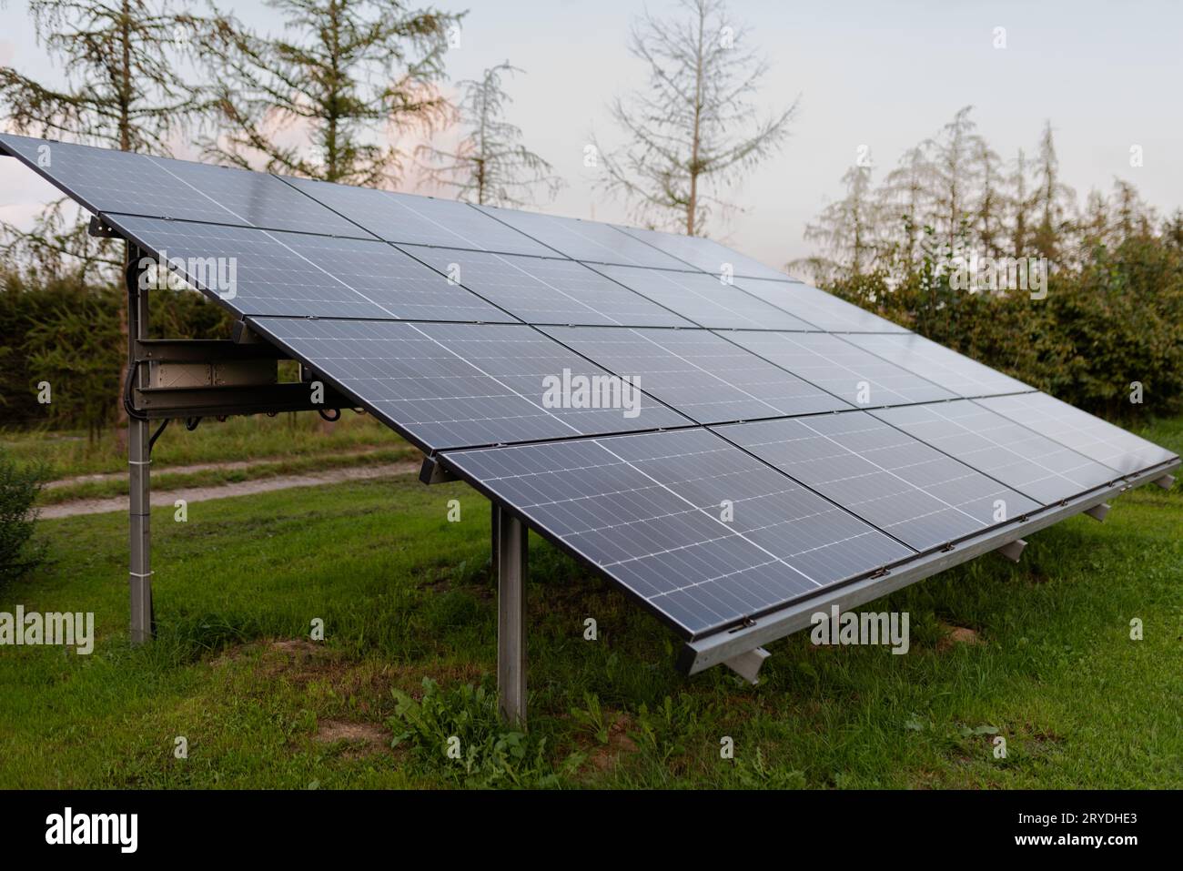 Pannelli solari, moduli fotovoltaici per la produzione di energia elettrica rinnovabile. Energia verde, Eco Foto Stock