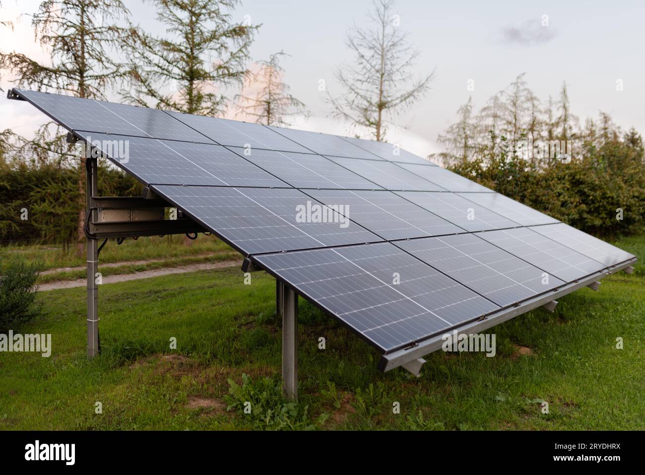 Pannelli solari, moduli fotovoltaici per la produzione di energia elettrica rinnovabile. Energia verde, Eco Foto Stock