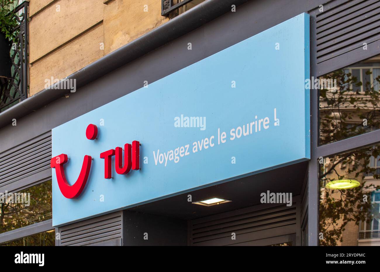 Parigi, Francia - 09 19 2023: Facciata di un negozio di tour operator Tui Foto Stock