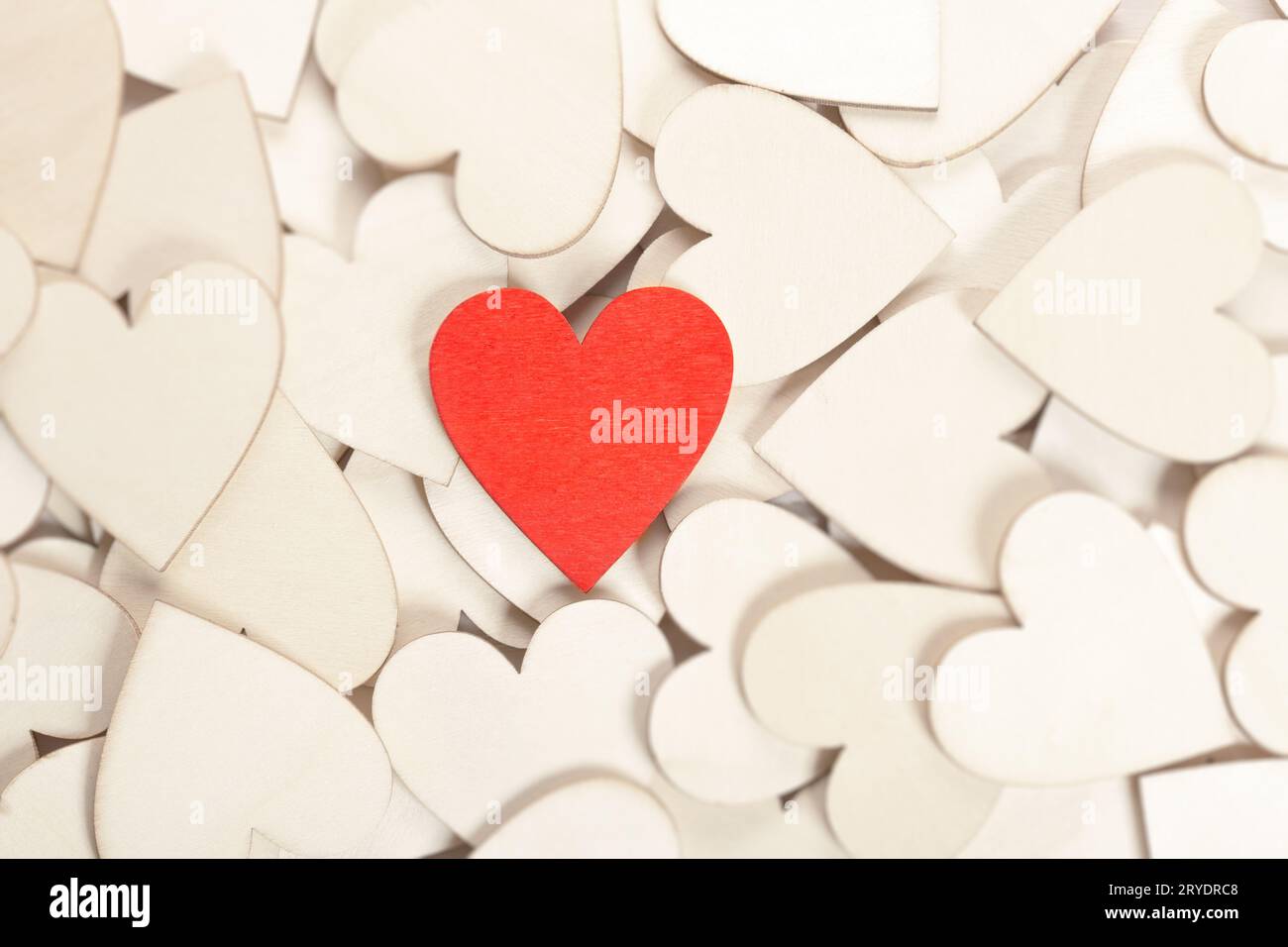 Cuore di legno rosso isolato su cuori di legno Foto Stock