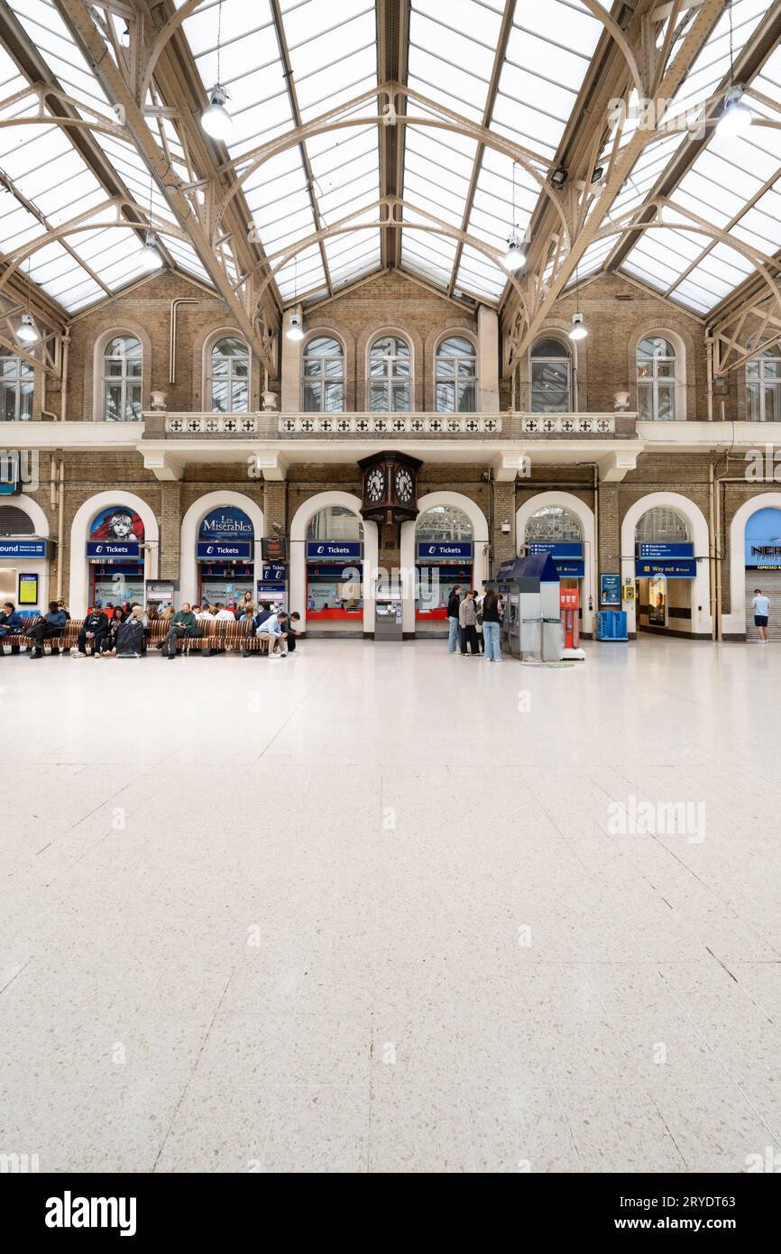 Charing Cross è un incrocio a Westminster, Londra, Inghilterra, dove si incontrano sei strade Foto Stock