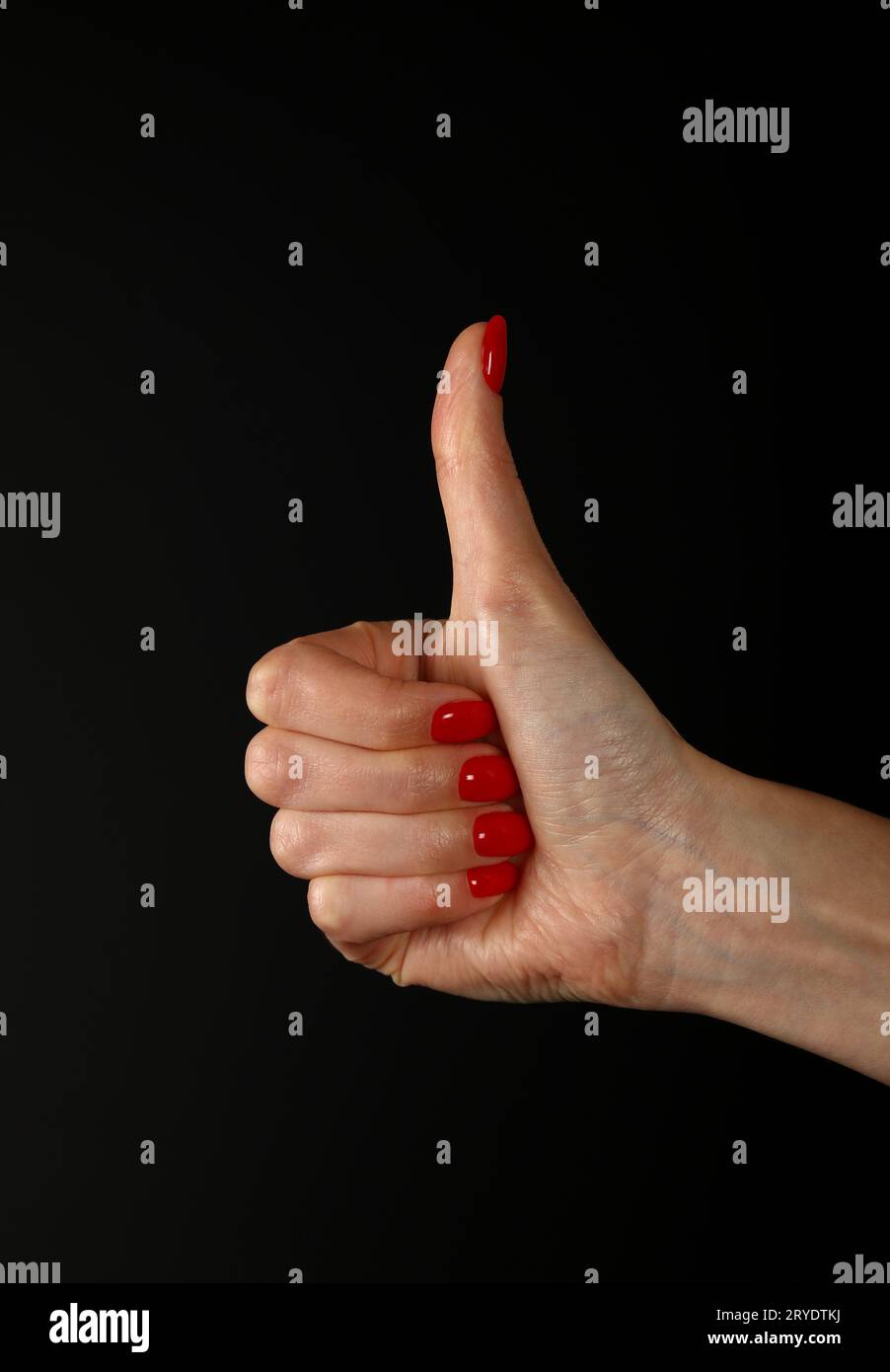 Mano donna con OK come gesto su nero Foto Stock