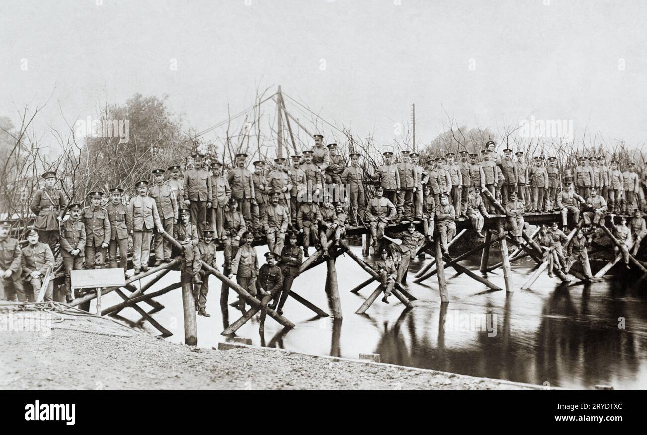 Un gruppo di saporitori dei Royal Engineers su un ponte di legno durante la prima guerra mondiale. Foto Stock