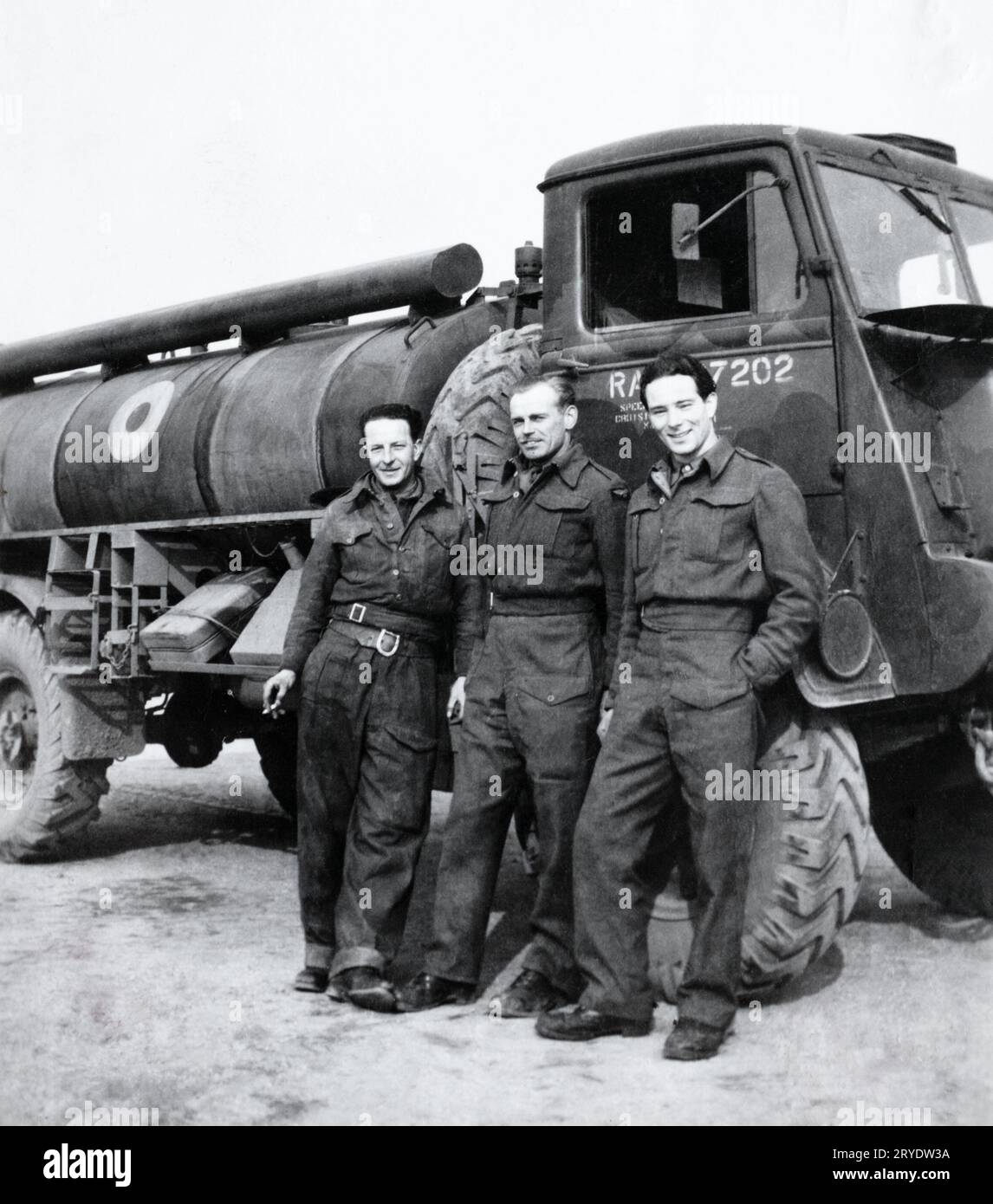 Equipaggio di terra della RAF con una nave cisterna Bedford del 85 Group, 2nd Tactical Air Force. Presa a Melsbroek, Belgio, marzo 1945. Foto Stock