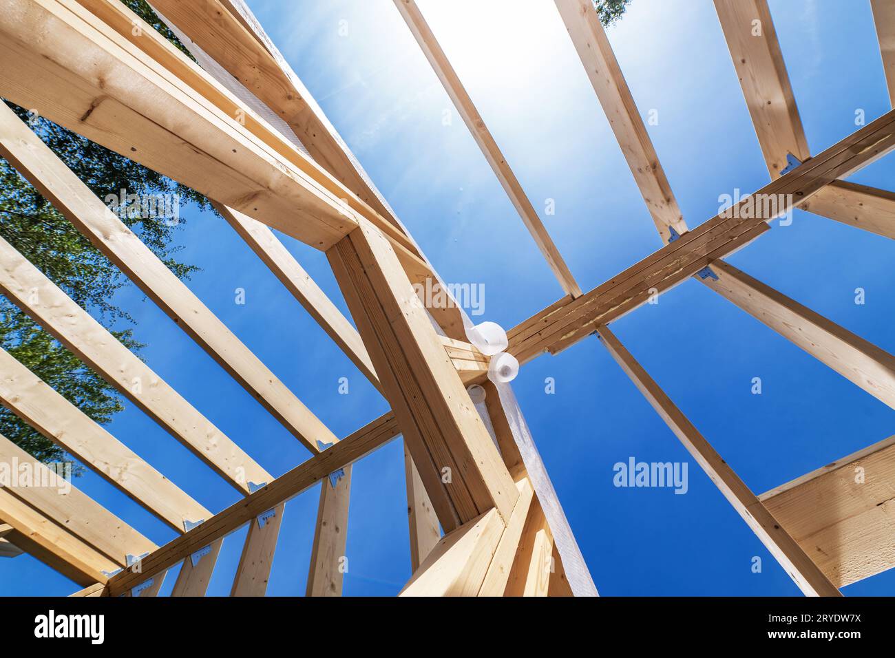 Il legno ha creato il House Skeleton Frame Building e il Blue Sky. Tema cantiere. Foto Stock