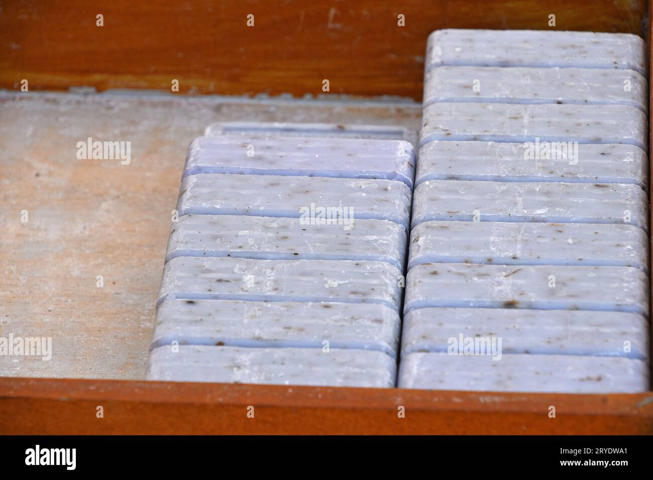 Barrette tradizionali di sapone duro in scatola di legno Foto Stock