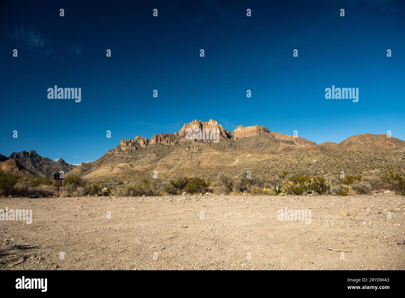 Cielo blu sulle montagne di Chisos dalla valle sottostante a Big Bend Foto Stock