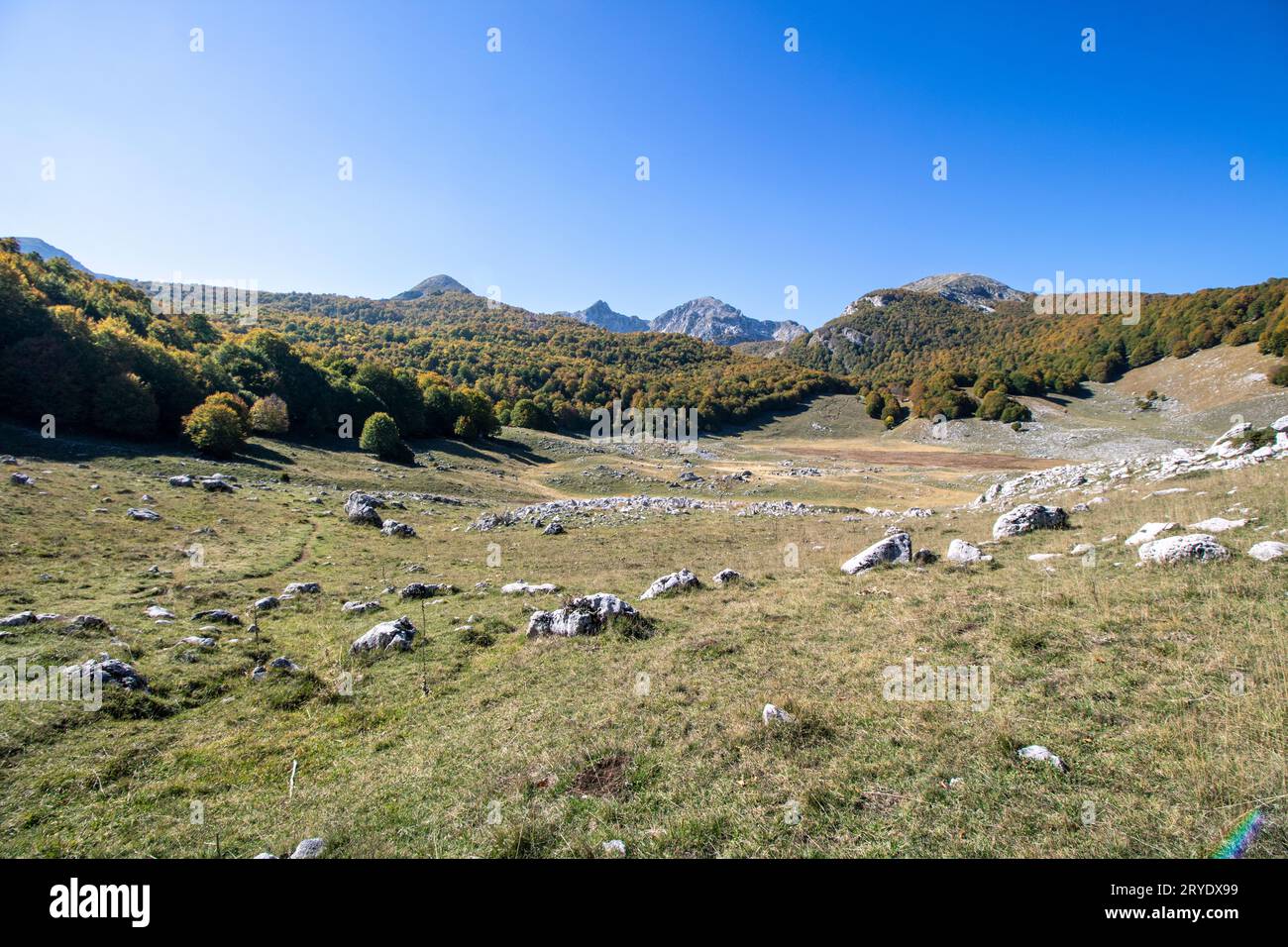 Soleggiata valle nel parco nazionale d'Abruzzo in autunno Foto Stock