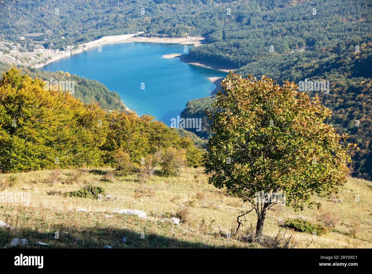Vista della Montagna Spaccata lago nel Parco Nazionale d'Abruzzo, Italia Foto Stock
