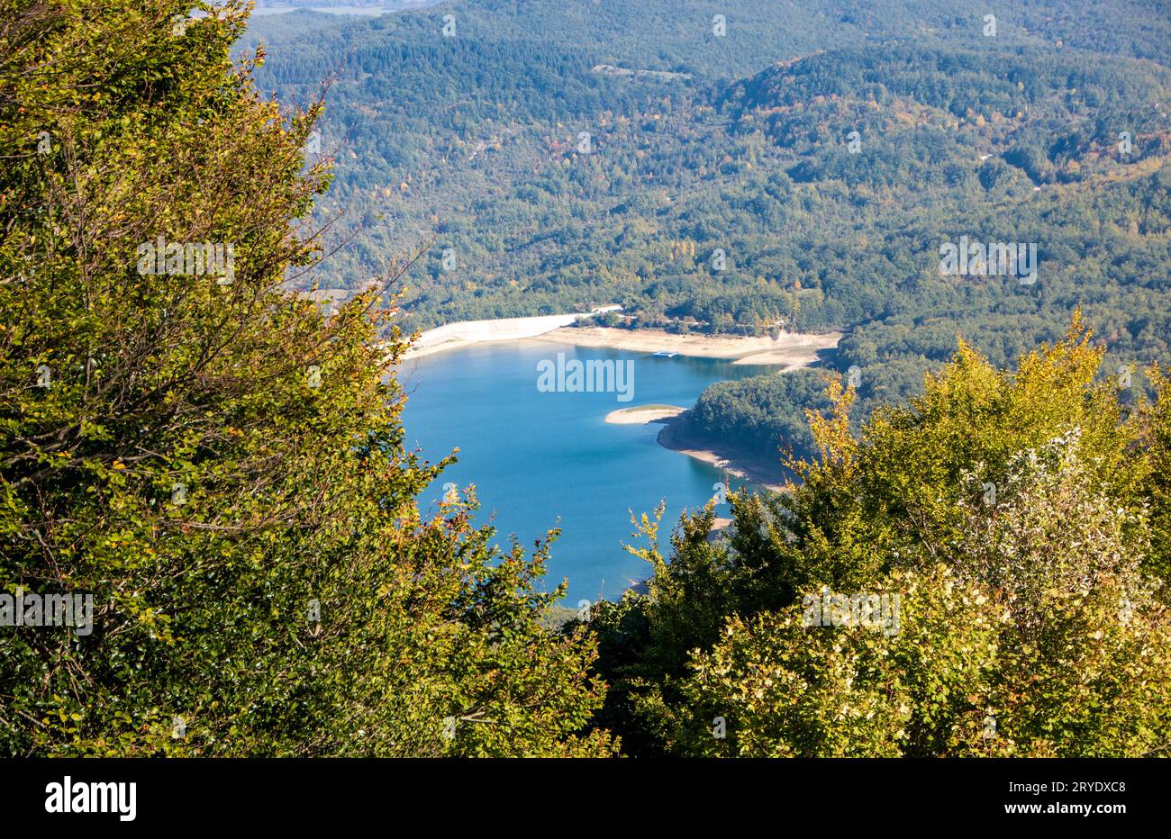 Vista sul lago di montagna Spaccata nel Parco Nazionale d'Abruzzo Foto Stock