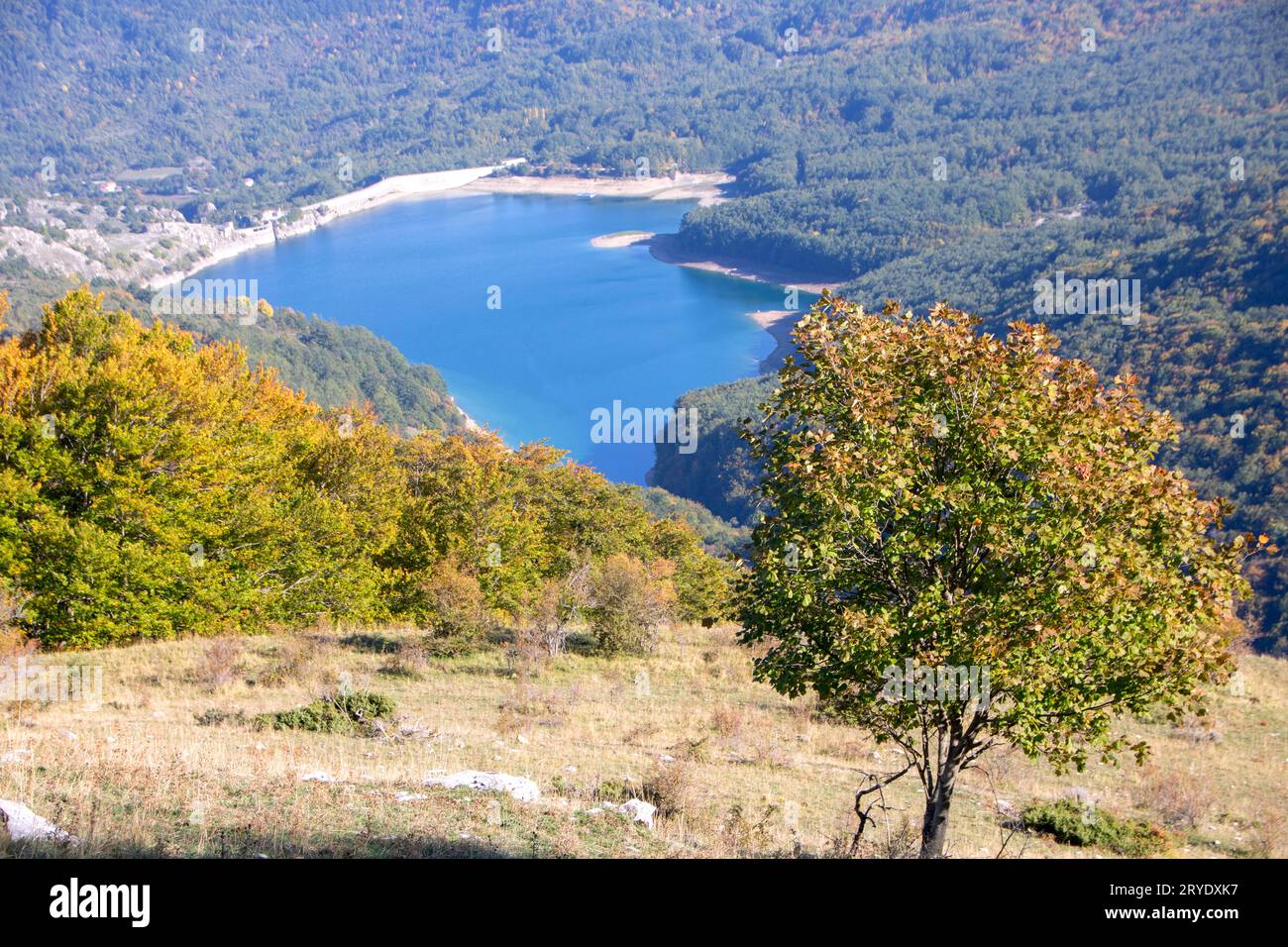 Vista sul lago di montagna Spaccata nel Parco Nazionale d'Abruzzo Foto Stock