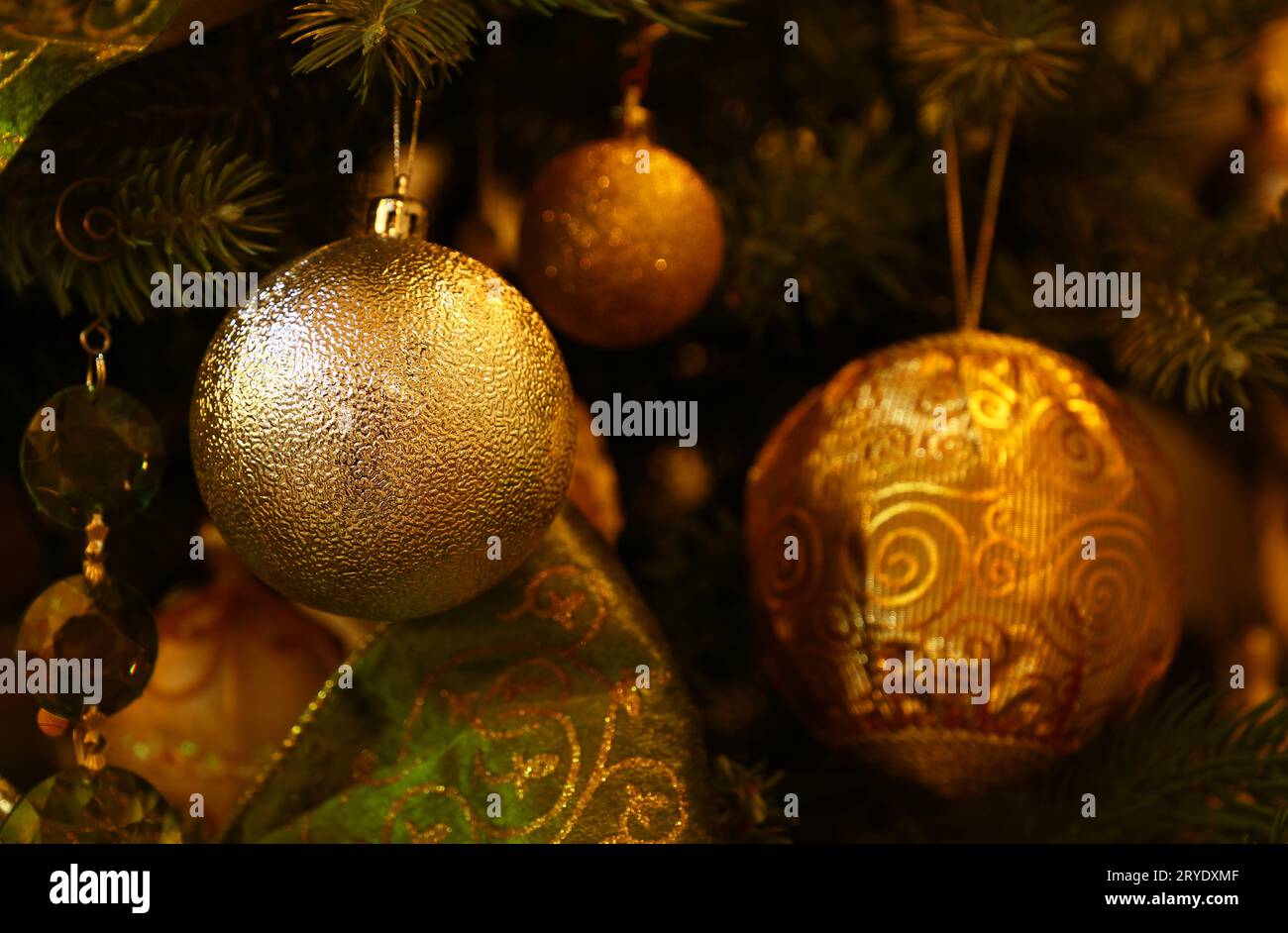 Chiudere le decorazioni dell'albero di Natale appese Foto Stock