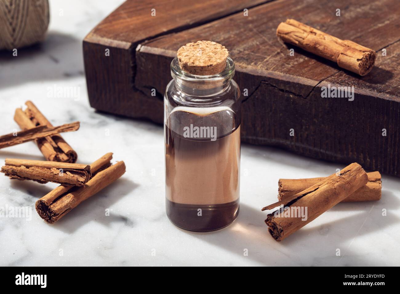 Olio essenziale di cannella su tavola di marmo Foto Stock