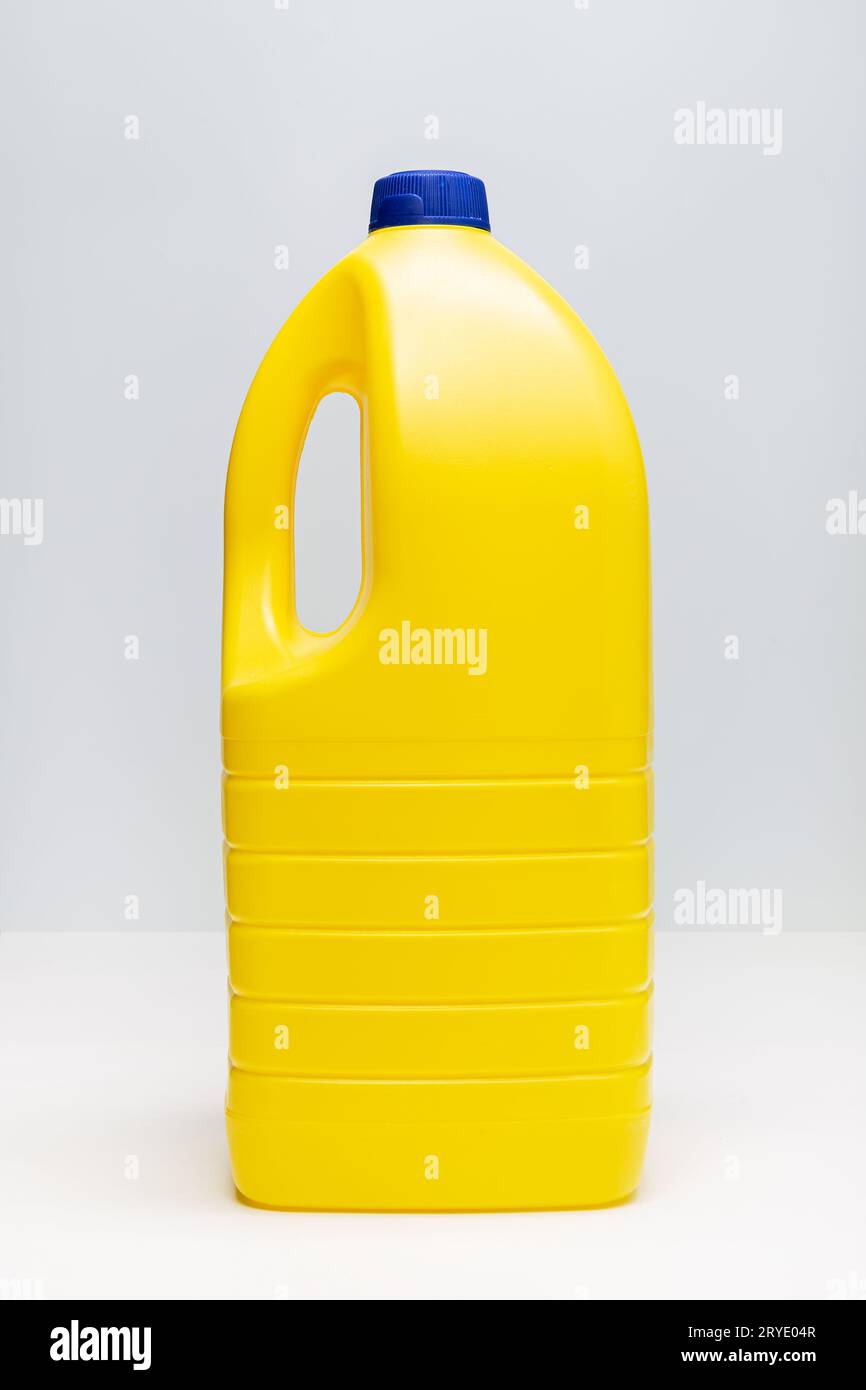 Flacone di candeggina. Contenitore in plastica giallo Foto Stock