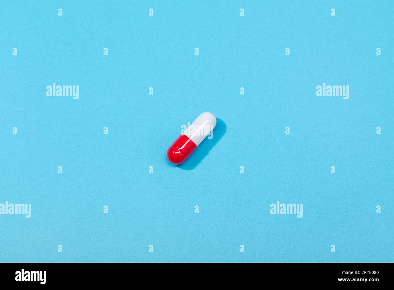 Capsula di pillola medica isolata su sfondo blu Foto Stock