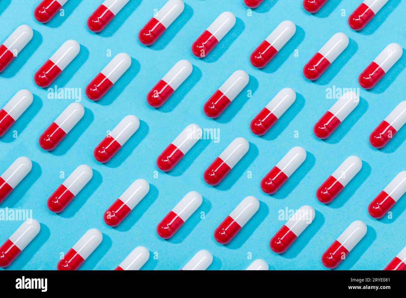 Schema di capsule per pillola medica. Sfondo blu. Medicina, sanità o concetto di farmacia Foto Stock
