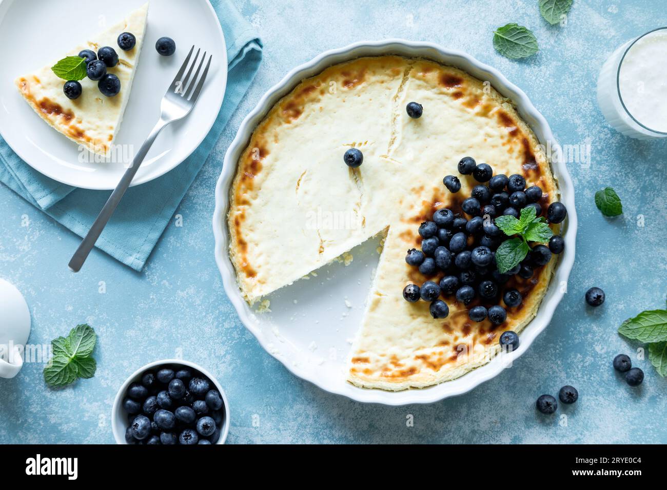 Cheesecake al formaggio cottage con mirtilli freschi, vista dall'alto Foto Stock