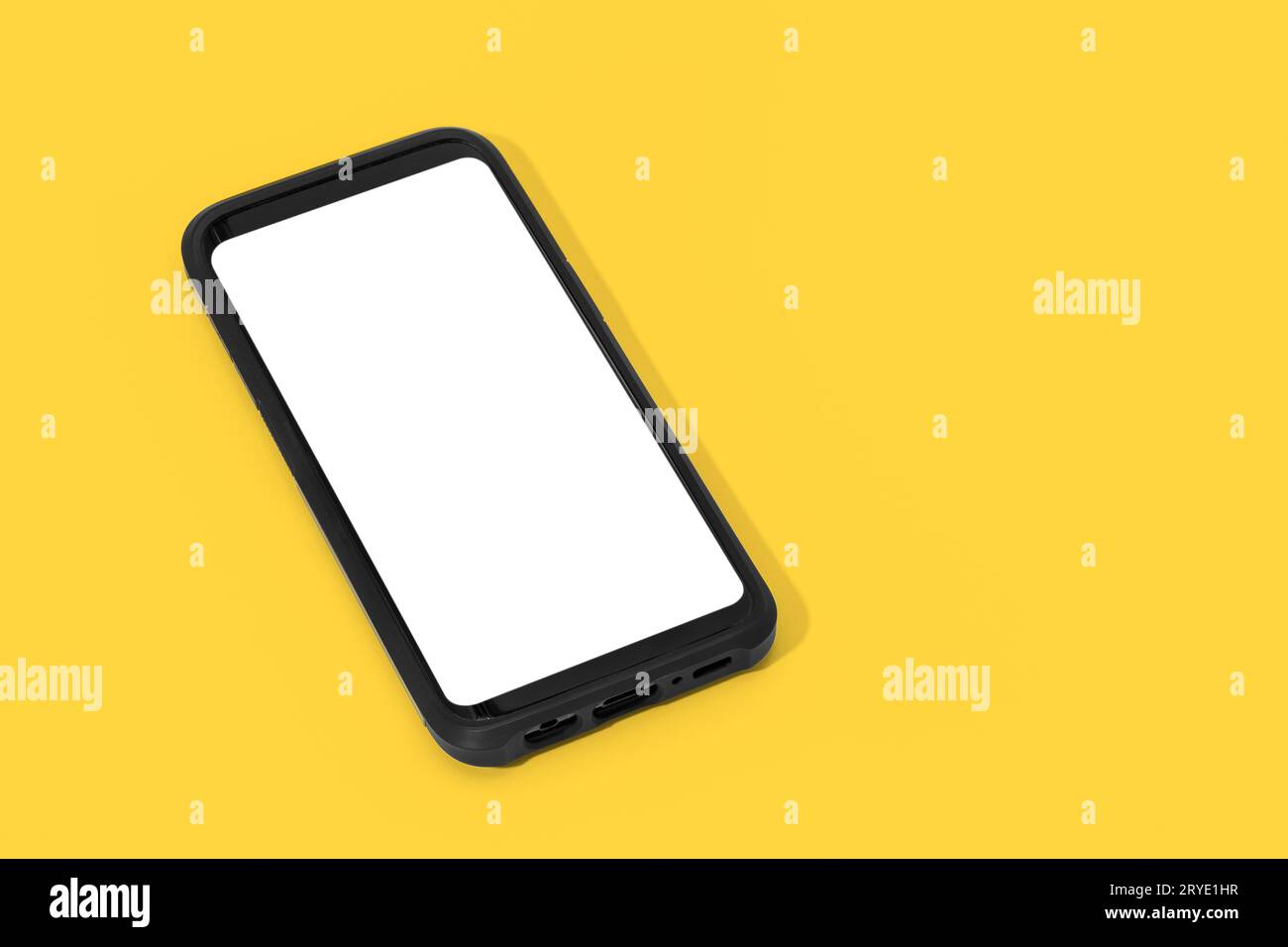 Smartphone con schermo bianco isolato su sfondo giallo Foto Stock