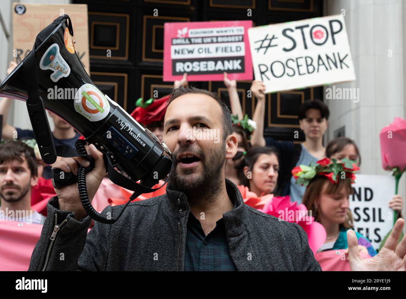 Londra, Regno Unito. 30 settembre 2023. Il vice leader del Partito Verde Zack Polanski parla a una manifestazione contro la proposta di sfruttamento del giacimento petrolifero di Rosebank al largo della costa scozzese. Recentemente approvata dalla North Sea Transition Authority Rosebank è il più grande giacimento petrolifero non sviluppato nelle acque del Regno Unito e sarebbe sfruttato da Equinor, una società norvegese. Il primo ministro Rishi Sunak ha dichiarato di voler "sfruttare al massimo" l'estrazione di petrolio, mentre i critici affermano che Rosebank contribuirà ad un ulteriore riscaldamento globale, minaccierà gli ecosistemi marini e non farà nulla per ridurre i prezzi elevati dell'energia. Crediti: Ron Fassbender/Alamy Live News Foto Stock