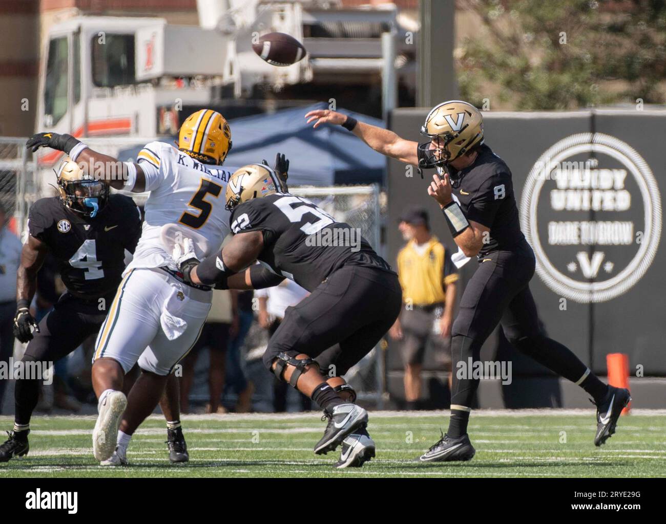 Nashville, Tennessee, USA. 30 settembre 2023. Il quarterback dei Vanderbilt Commodores Ken Seals (8) tenta di passare il pallone durante la sua partita contro l'Università del Missouri a Nashville. (Immagine di credito: © Camden Hall/ZUMA Press Wire) SOLO USO EDITORIALE! Non per USO commerciale! Foto Stock