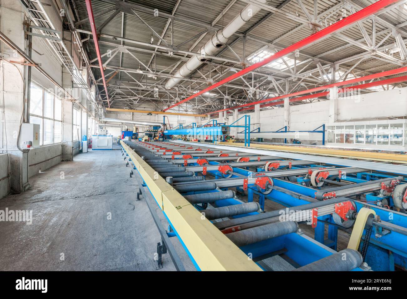 Produzione di profili in alluminio per finestre e porte Foto Stock