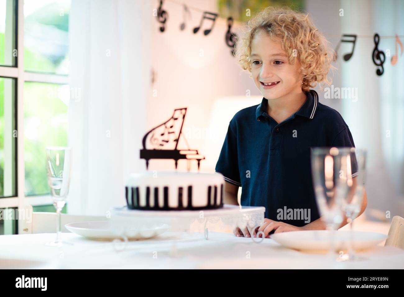 Bambino che soffia candele immagini e fotografie stock ad alta risoluzione  - Alamy