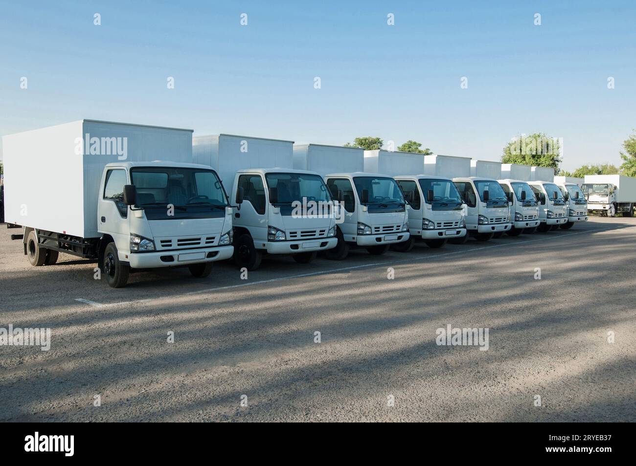 I camion si trovano nel parcheggio di fila Foto Stock