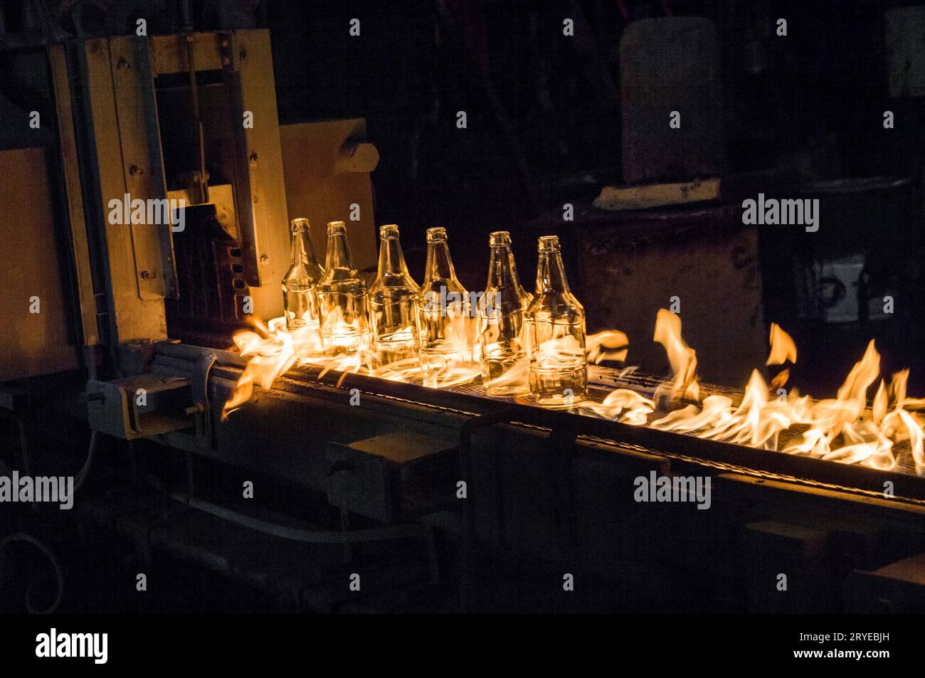 produzione di bottiglie di vetro
