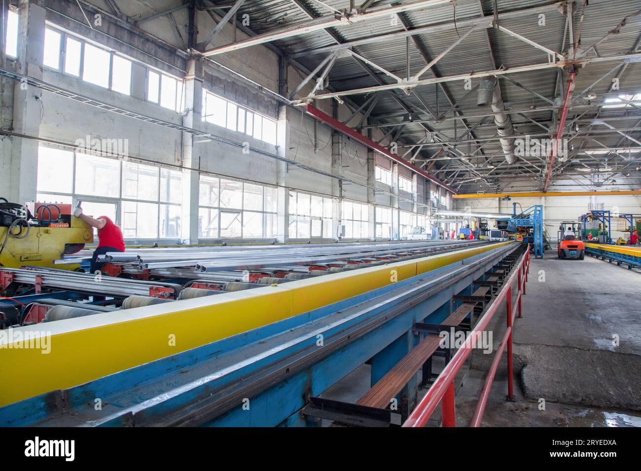 Produzione di profili in alluminio per finestre e porte Foto Stock