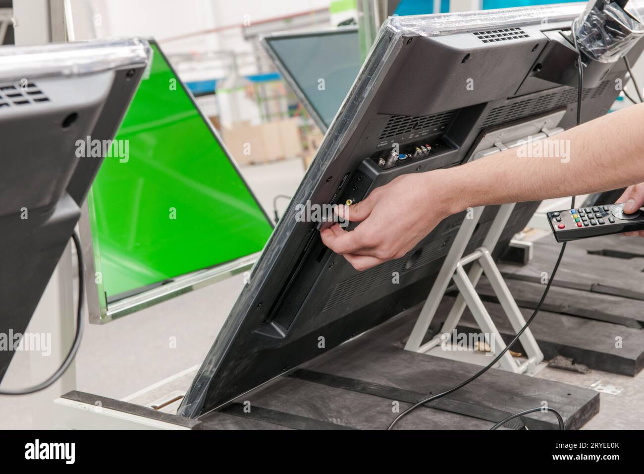 Televisori per montaggio convogliatore di linea Foto Stock