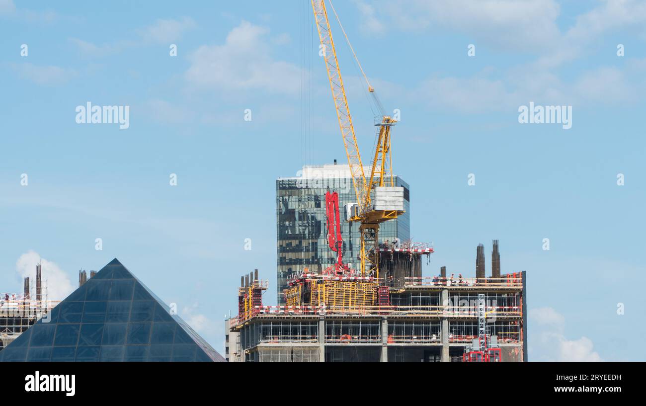 Sito in costruzione con gru Foto Stock