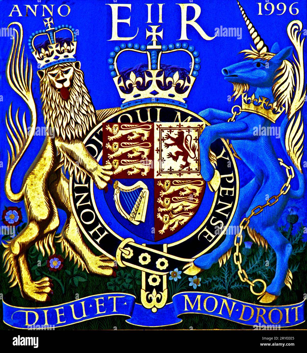Arms of Queen Elizabeth 2nd, Winchester Cathedral Precinct Gate, araldica, araldica, Hampshire, Inghilterra, REGNO UNITO Foto Stock
