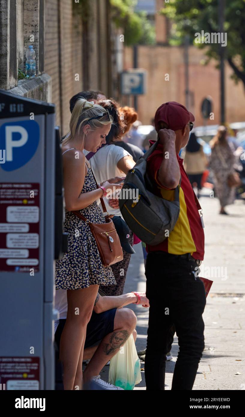 Gente alla fermata dell'autobus, Roma Foto Stock