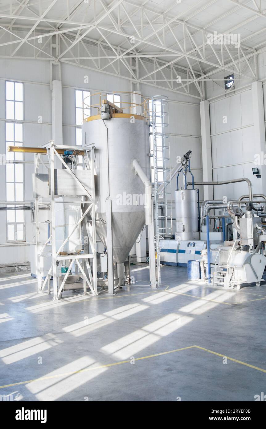 Fabbrica per la produzione di granuli di plastica per animali domestici. Impianto di granuli di PET Foto Stock